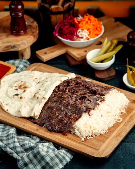 Kebab De Ternera Servido Con Arroz Y Pan Plano Colocado En Una Tabla De