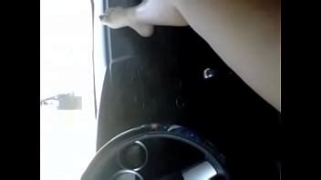 Masturbación caliente en el coche fuera de la carretera principal XVIDEOS