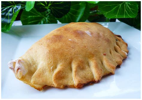 Calzone z mięsem i warzywami przepis PrzyslijPrzepis pl