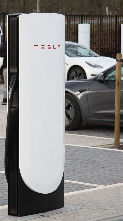 Nieuw Ontwerp Tesla Supercharger Biedt Veel Langere Kabels En