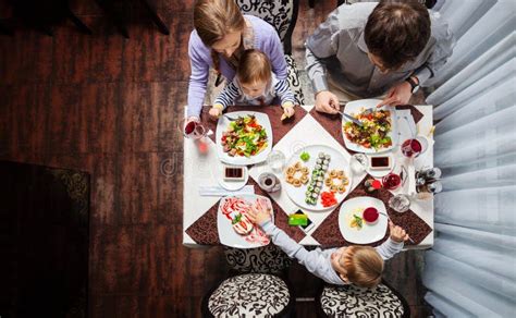 Família De Quatro Pessoas Que Tem a Refeição Em Um Restaurante Foto de