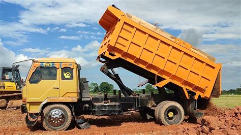 Mobil Dump Truk Mitsubishi Fuso Oren X Jomplang Muatan Tanah Urug