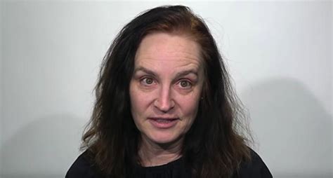 Une femme veut impressionner son mari Elle se fait métamorphoser en une blonde audacieuse qui