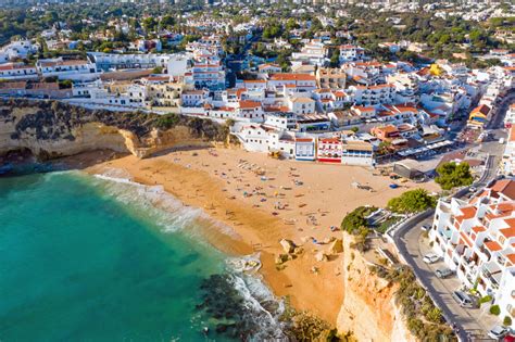 Água da praia do Carvoeiro em Lagoa interditada depois de se mostrar