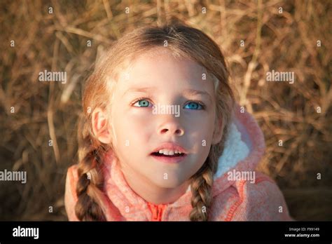 Girl little Banque de photographies et dimages à haute résolution Alamy