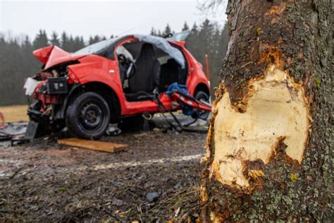 Tödlicher Unfall in Zschorlau Auto kracht gegen Baum