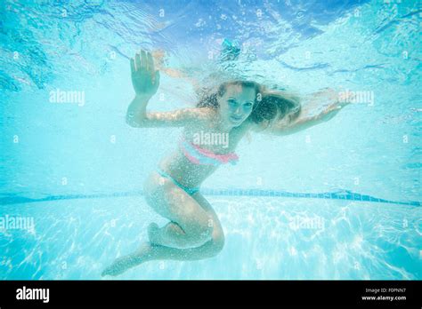 Woman swimming underwater bikini Fotos und Bildmaterial in hoher Auflösung Alamy