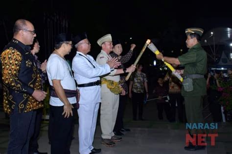 Meriahkan Hari Pahlawan Pj Bupati Hss Lepas Ribuan Peserta Pawai Obor