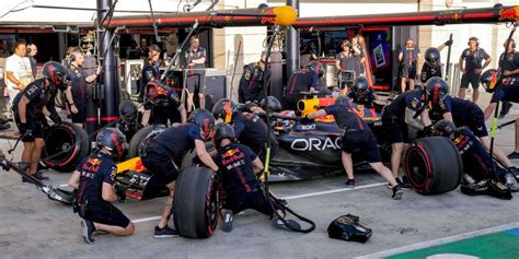 Watch Red Bull F1 Team Complete a Four-Tire Pit Stop in Total Darkness