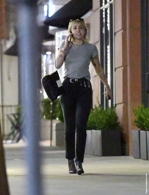 Miley Cyrus Mileycyrus Nude OnlyFans Leaks The Fappening Photo FappeningBook