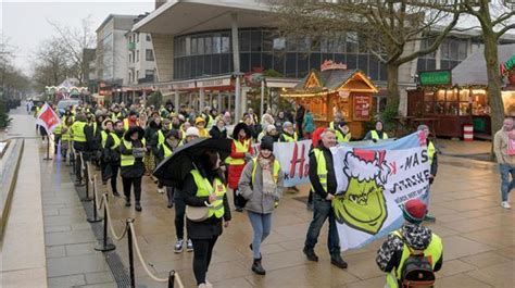 Protestzug Durch Bremerhavens Innenstadt Rufe Nach Mehr Lohn