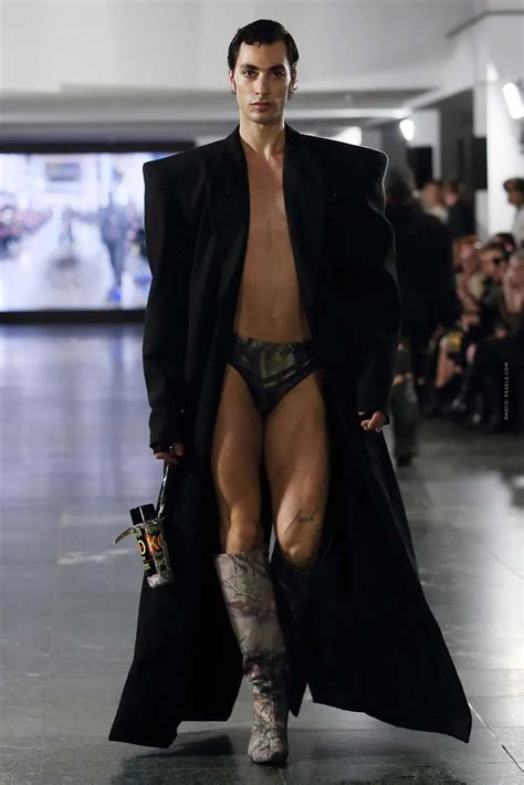 Fashion critics debate the Della Vecchia style at runway shows 38