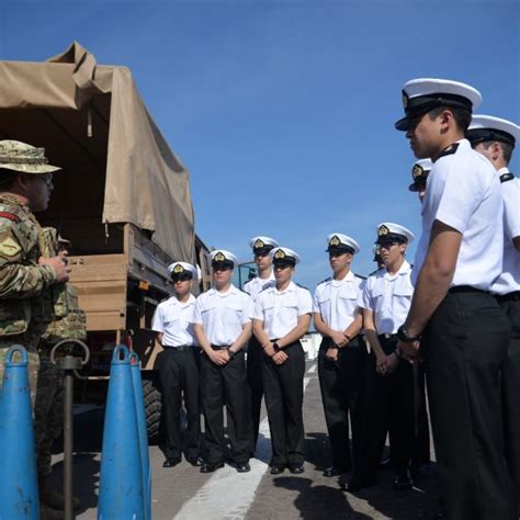 Cadetes De Primer A O De La Escuela Naval Realizaron Visita Al Puerto