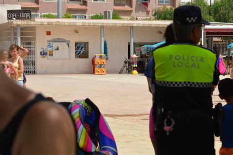 La Polic A Local De Albatera Entrega Un Carnet De Agente Infantil A Los