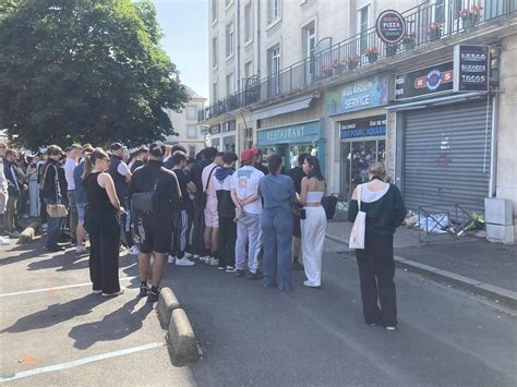 Fusillade Mortelle Saumur Une Centaine De Personnes Ont Rendu