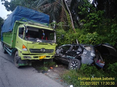 Hilang Kendali Fortuner Tabrak Truk Pengemudi Luka Luka