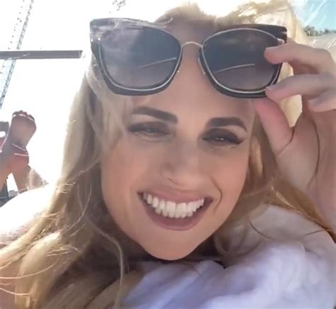 Atriz Rebel Wilson surpreende fãs vídeo tomando sol nua em Londres