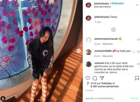Jade Hallyday pose mannequin en bikini rose flashy échancré avec sa meilleure amie Closer
