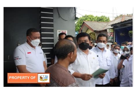 Menteri Atr Bpn Bagikan Sertifikat Tanah Ptsl Ke Warga Pondok Melati