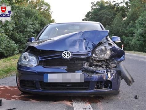 Wypadek w Hucie Turobińskiej Fiat zderzył się z volkswagenem Dwie