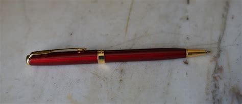 Stylo Bille Parker Sonnet En Laque Rouge Metallisee Pl Or Carats