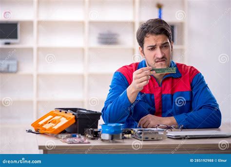 Hombre Joven Reparador Reparando Computadora Foto De Archivo Imagen