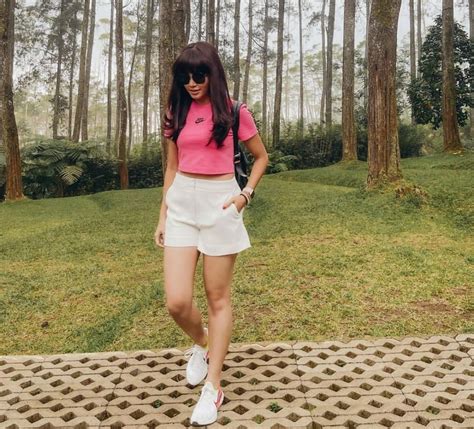 Inspirasi Outfit Piknik Ke Taman Ala Yunita Siregar