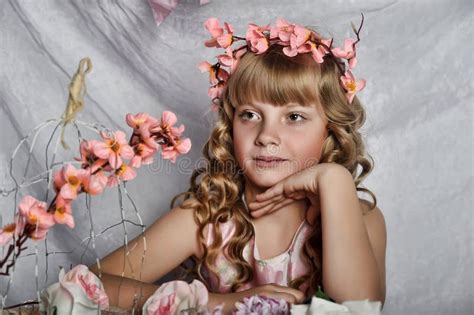 Fille Blonde Avec Les Fleurs Blanches Dans Ses Cheveux Image stock Image du costume liberté