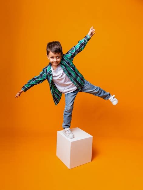 Ni O Feliz Sonriendo Y Manteniendo El Equilibrio De Pie Sobre Una