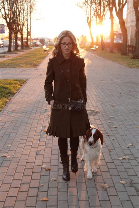 Piękna Dziewczyna W Bikini Na Plaży Zdjęcie Stock Obraz złożonej z plaża jeden 33068550