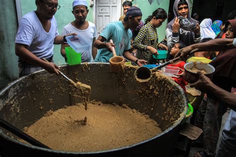 Foto Melihat Tradisi Pembagian Bubur Asyura Di Palembang