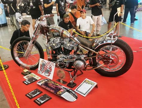 Pemenang Kustom Bike Show Kustomfest Sinaga Bawa Piala Raja