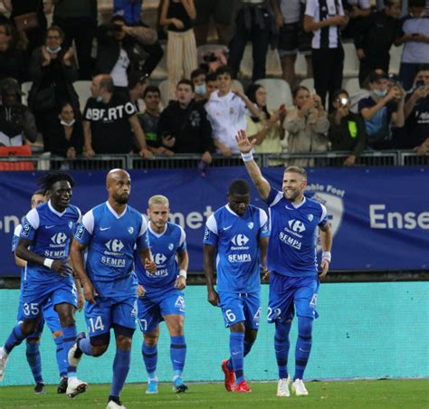 Football Ligue Pourquoi Le Grenoble Foot Cartonne Au Stade Des