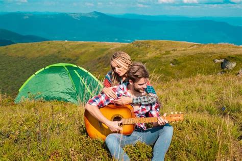 Casal Rom Ntico De M Os Dadas Viajando Juntos Acampando Nas Montanhas