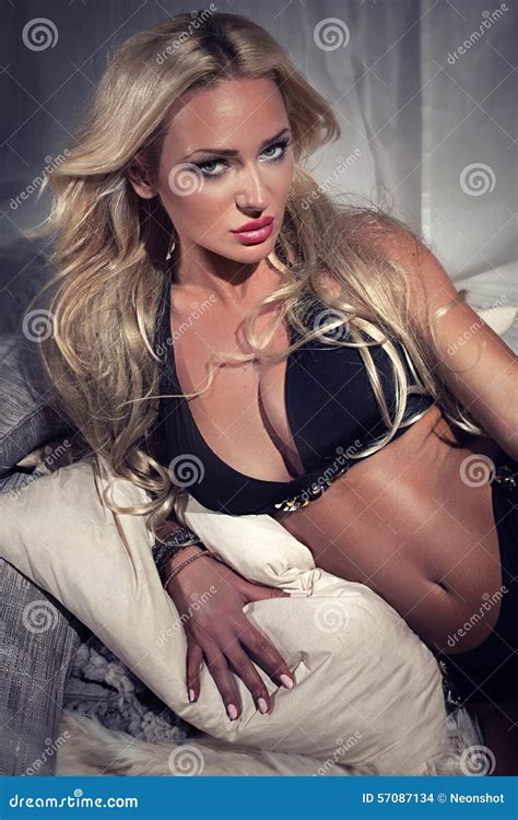 Femme Blonde Sexy Dans La Pose De Lingerie Photo stock Image du regarder érotique 57087134