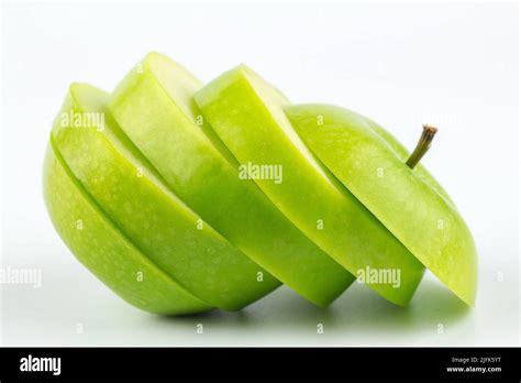 Fruit Entier De Pomme Verte Avec Tranche Coup E Isol E Sur Fond Blanc