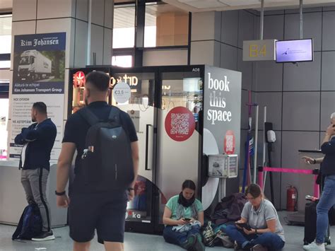 Haos la Aeroportul Cluj la Plecări Oamenii stau pe jos dar se