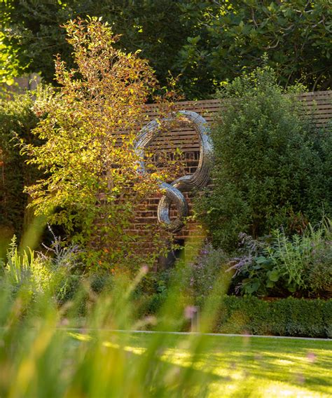 yard art ideas  ways  enhance  space  artworks homes