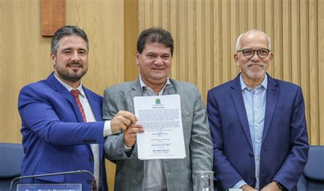 Milton Dantas é empossado como vereador na Câmara de Aracaju O que é