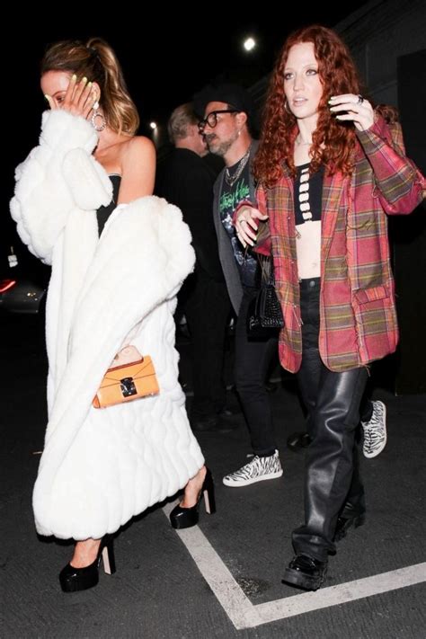 Kate Beckinsale Appears Naked Under Fur At The Grammy Photos