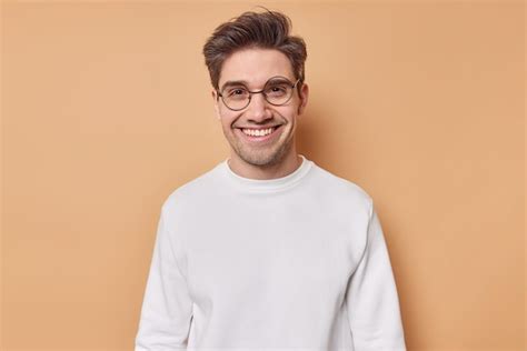 Foto Horizontal De Um Homem Adulto Alegre E Bonito Feliz Por Conhecer