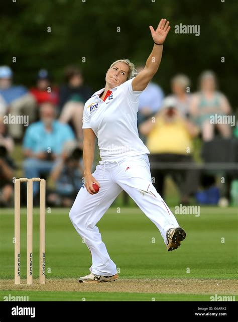 Women cricket bowling hi-res stock photography and images - Alamy