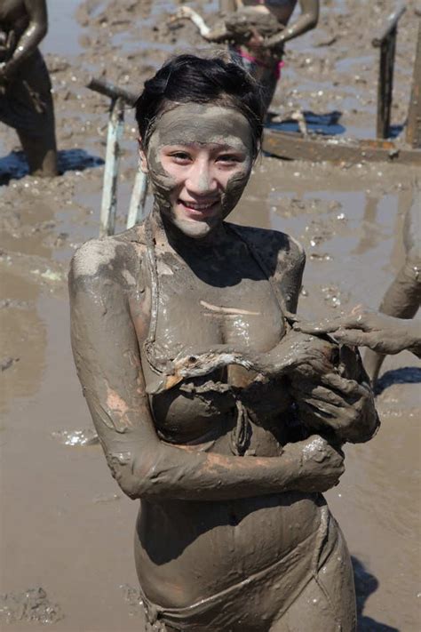 Bikini Girls Shine In Sea Mud Carnival China Org Cn