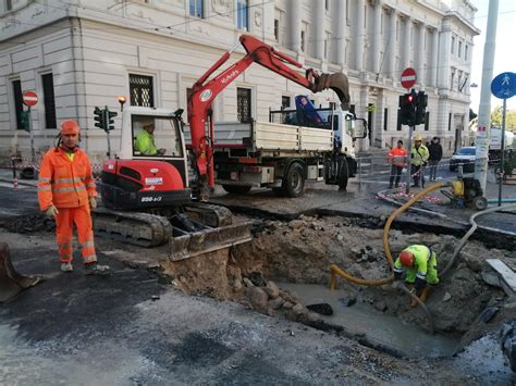 Ancona voragine in centro Mezza città senz acqua per ore