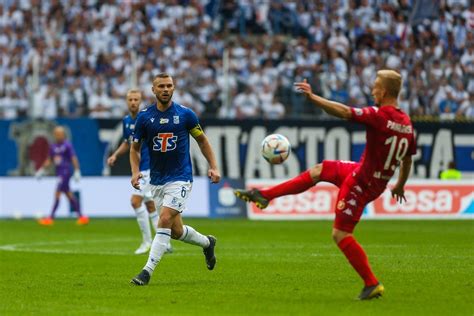 To na tym meczu Lecha Poznań z Widzewem kibice siedzieli na murawie