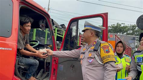 Empati Kepada Supir Truk Polresta Pati Bagikan Ratusan Nasi Bungkus