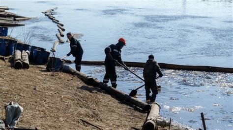 Russian Authorities Battle To Contain New Arctic Oil Spill The Moscow