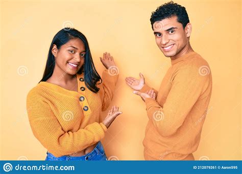 Hermosa Latina Joven Pareja Con Ropa Casual Juntos Invitando A Entrar