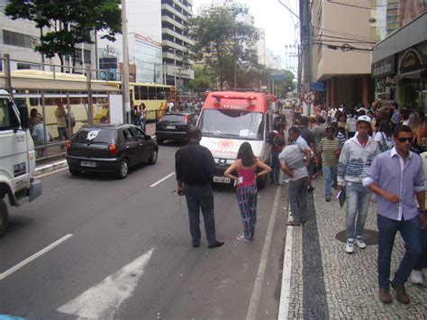 Tr Nsito Fica Em Meia Pista Ap S Idoso Passar Mal E Morrer Na Avenida