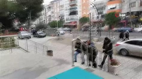 Manisa da eski koca dehşeti Boşandığı eşini bıçaklayarak öldürdü